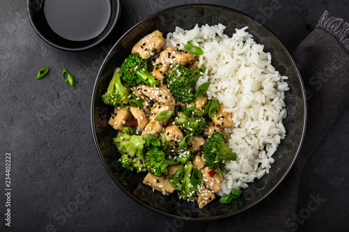 Fotografía teriyaki chicken and broccoli with steamed rice in bowl
