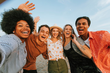 Poster - Group of diverse friends taking a selfie at the beach