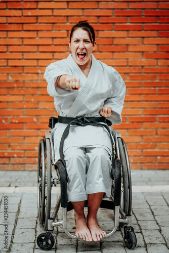 Woman who training karate with wheelchair Lerretsbilde