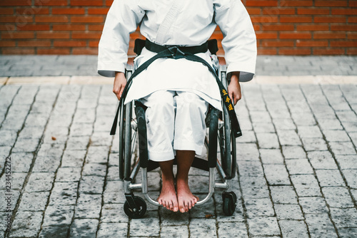 Woman who training karate with wheelchair Fototapet