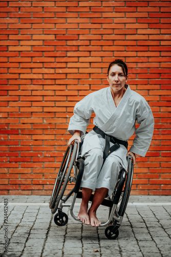 Woman who training karate with wheelchair Fototapet