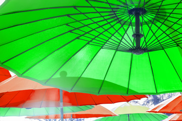 Poster - Parasols couleurs sur plage 