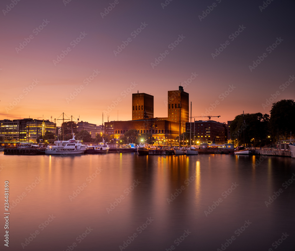 Obraz na płótnie Oslo City Hall and harbour after sunset. w salonie