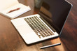 Moderner Laptop auf einem Schreibtisch in einem hellen Raum