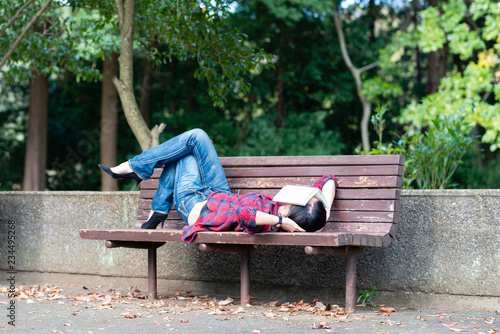 公園のベンチで昼寝をする女性 Stock Photo Adobe Stock