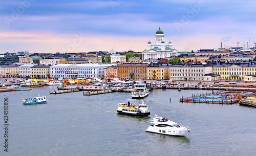 Cuadros en Lienzo Helsinki cityscape with Helsinki Cathedral and Market Square, Finland