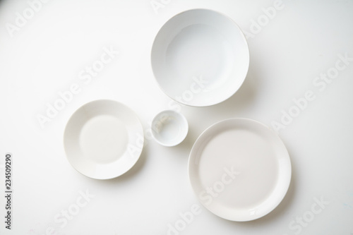 Cuadros en Lienzo Porcelain plates of various form and size on white background
