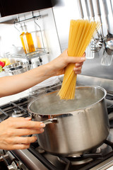 Canvas Print - WOMAN IN KITCHEN COOKING SPAGHETTI