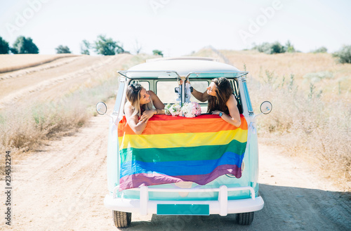 Fotomural Two happy lesbian women in the old van