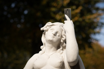 Statue taking a selfie