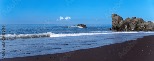 Fotografía Black sand beach Praia Formosa on Portuguese island of Madeira