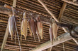 hojas de maiz colgadas en enramada de palma rustico, comida orgánica