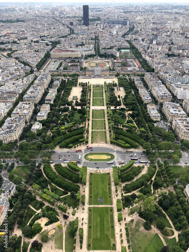 Fotografia champ de mars and city view from the eiffel tower in Paris