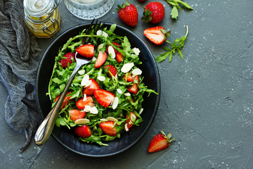 Wall Mural - Fresh salad with arugula, strawberries and almonds. Selective focus.