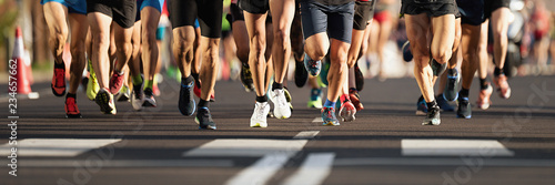 Dekoracja na wymiar  maratonczycy-biegajacy-po-miejskiej-drodze-duza-grupa-biegaczy