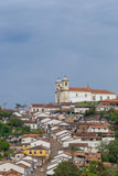 Fototapeta Miasto - Igreja de Santa Ifigênia e casario alinhados ladeira abaixo na cidade histórica de Ouro Preto, Brasil.