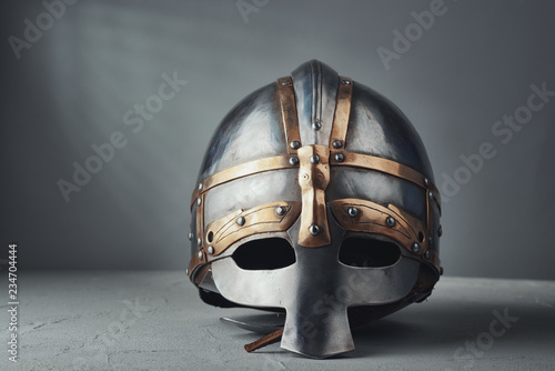 Fotomural Knight's helmet on a gray background