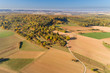 Luftbild Wald und Wiesen im Herbst