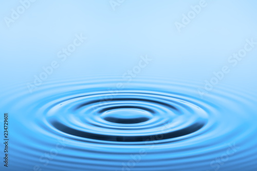 Fotografija blaue Wasseroberfläche mit kreisförmigen Wellen