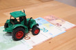 Traktor mit Geldscheinen 