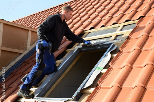 Fotografía Dachdecker Arbeitsplatz: Dachfenster von Velux auf Dächern instandsetzen, Eind