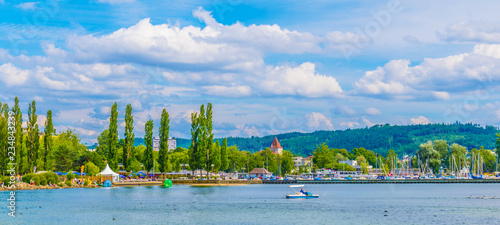 Fotografía Cityscape of Biel/Bienne behind Bielersee in Switzerland