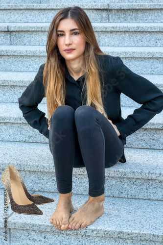 Fotografía Una bella ragazza si toglie le scarpe per male ai piedi