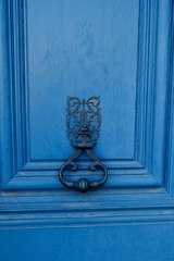 Wall Mural - porte bleue avec ferrures noires