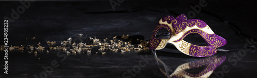 Fotomural Carnival mask on black background, reflections, banner