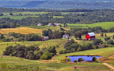 family farms dot the landscape of northeaastern iowa.