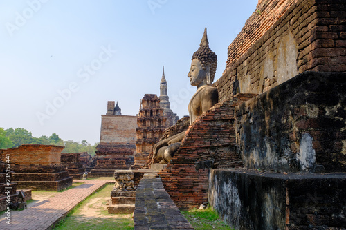 Zdjęcie XXL statua Buddy w starożytnym mieście w Tajlandii