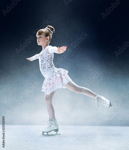 Dekoracja na wymiar  mala-dziewczynka-w-lyzwiarstwie-figurowym-na-krytym-lodowisku-taniec-sport-zima-cwiczenia-trening