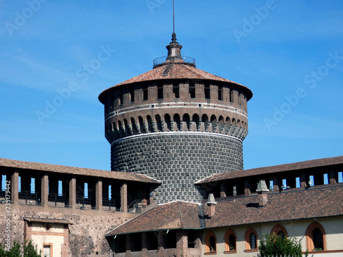 Zdjęcie XXL Zamek Sforzesco to zamek, który znajduje się na starym mieście w Mediolanie we Włoszech i obecnie mieści się muzeum sztuki. Oryginalna konstrukcja tego miejsca rozpoczęła się w XV wieku.