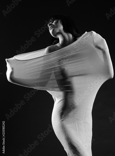 Zdjęcie XXL kobieta nierozpoznana owiana tancerką nude stanowiące taniec