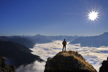 Person Auf Berggipfel Mit Panorama Und Talnebel
