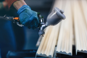 Painting wooden slats from an automatic spray