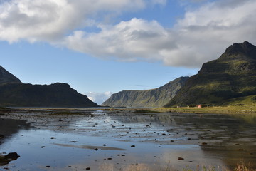 Norwegen, Lofoten, Flakstad, Flakstadpollen, Flakstadøya, Svolvær, Leknes, Ebbe, Tang, Tal, Fjord, Flakstadtinden, Blekktinden, Haus, Siedlung, Vikten, Spiegelbild