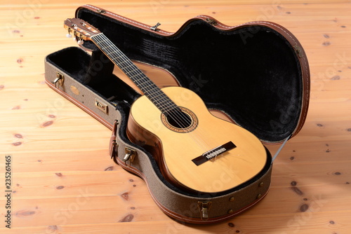 Fotografija spanische Nylon Akustik Gitarre aus Koffer wie an Weihnachten auspacken