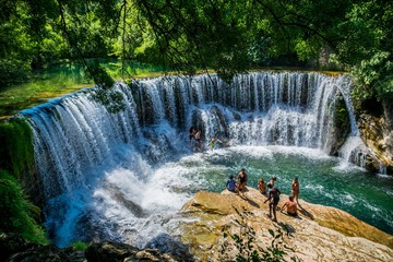 Wall Mural - Cascade sur la vie.