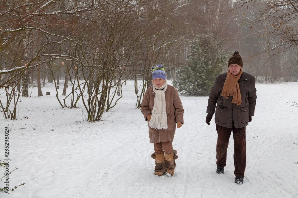 Weihnachtskarte „To Both Of You“ – Künstlerisch Gestaltet Mit Paar Im Schnee, Glitzer & Metallfolie, Made In UK