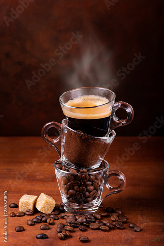 Papel de parede glass cups, in sequence vertically, with coffee beans, ground, and steaming drink