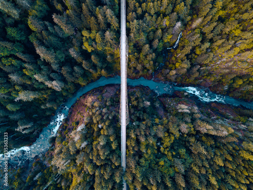 wysoki-widok-z-lotu-ptaka-drone-opuszczonego-mostu-biegnacego-przez-gesty-las-polnocno-zachodniego-pacyfiku