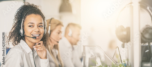 Fotografía Call center worker accompanied by her team.