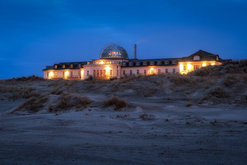 Wall Mural - Kurhaus von Juidst am Abend in den Dünen