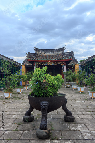 Foto traditional colorful temple in hoi an, vietnam
