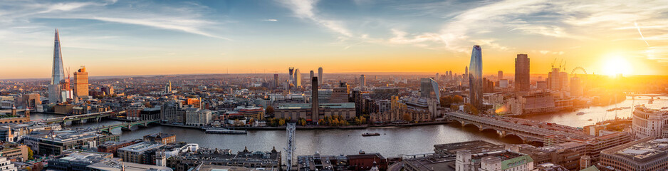 Fototapete - Sonnenuntergang hinter der neuen Skyline von London, Großbritannien 