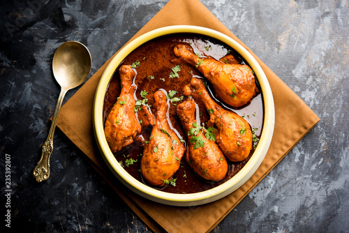 noga-kurczaka-curry-z-paleczkami-lub-murg-tangri-tangdi-masala-podawane-w-misce-na-nastrojowym-tle-selektywne-skupienie