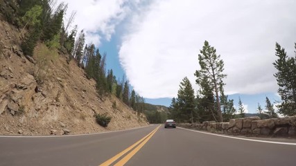 Fotobehang - Driving on paved road in Rocky Mountain National Park.