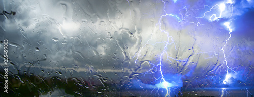 Plakat deszcz, niebieska błyskawica elektryczna