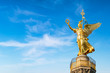 Siegessäule mit Viktoria Statue vor blauem Himmel, Berlin, Deutschland